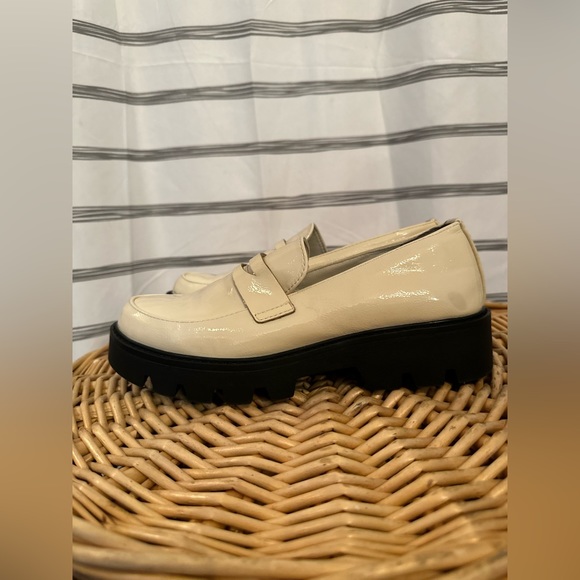 CHINESE LAUNDRY Playback Cream Patent Leather Slip On Loafers.  Like New, Size 7 - Picture 3 of 3